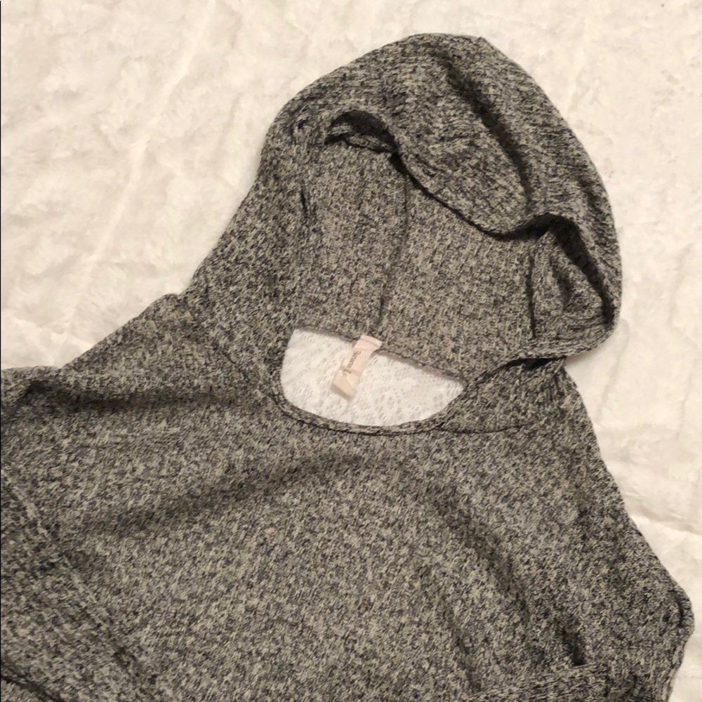 Lace-back pullover - Picture 4 of 5
